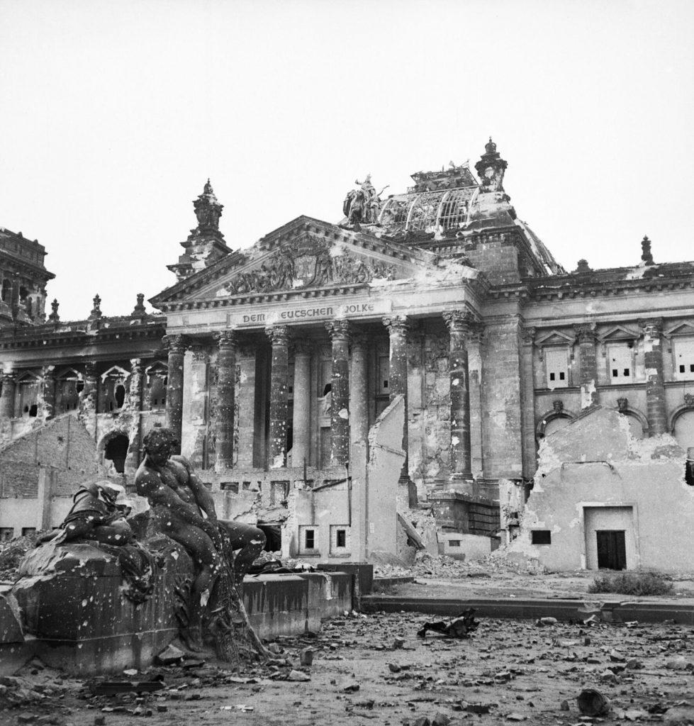 A Reichstag épülete 1945 nyarán (forrás: wikipedia)