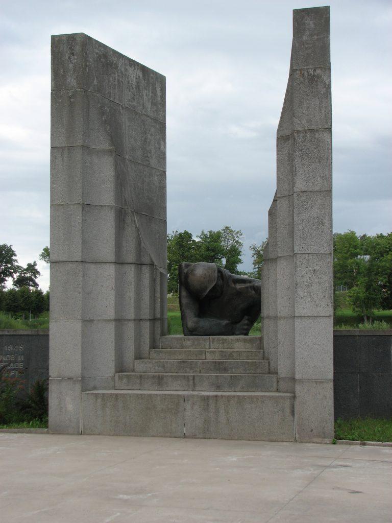 A második világháború áldozatainak emlékhelye Tartuban (forrás: wikipedia)