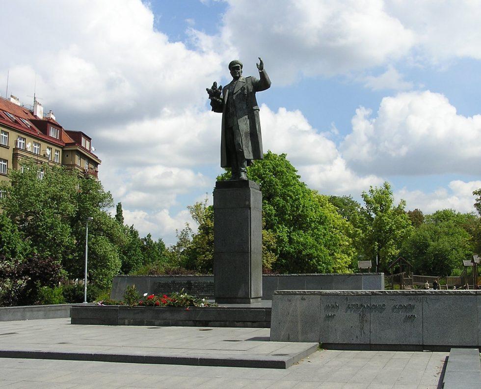 Ivan Konyev szovjet marsall nemrég elbontott prágai szobra (forrás: Zahorán Csaba, 2005)