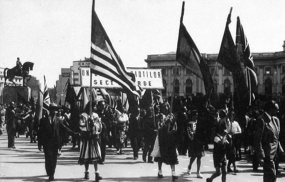 Bukaresti felvonulás a Győzelem Napján 1945-ben (forrás: rador.ro)