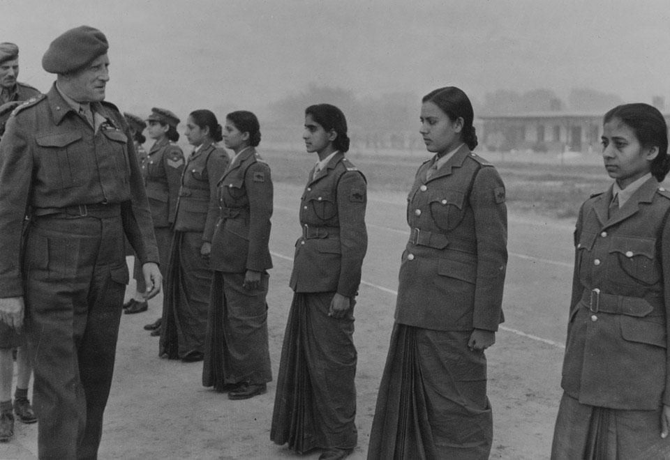 A brit indiai haderő vezérkari főnöke (Sir Claude John Eyre Auchinleck) szemlét tart a brit uralkodó fennhatósága alatt álló Indiai Női Haderőnél, annak feloszlatása előtt, 1947-ben (forrás: collection.nam.ac.uk)